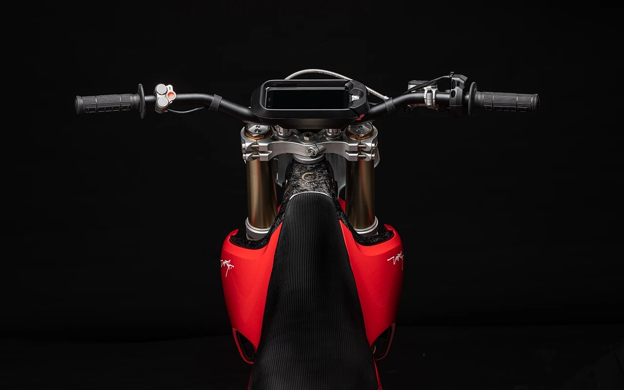 JW19YrmMg4_Handlebar _ Controls.jpg